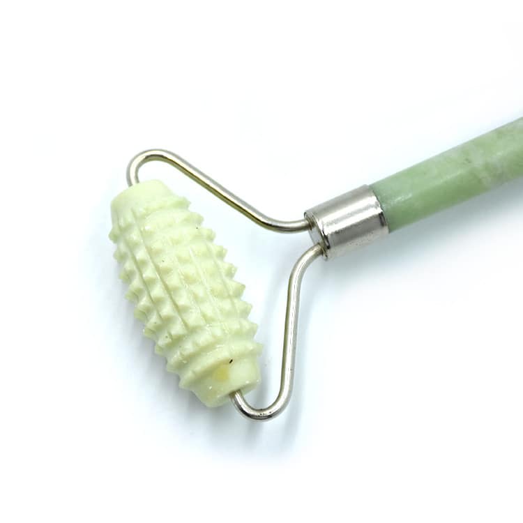 jade roller with spikes10